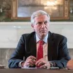 Cadem: 55% de los chilenos se muestra optimista frente al próximo gobierno de Kast, Bloomberg 