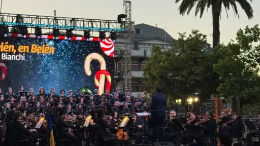 Más de mil angelinos se reunieron en la Plaza de Armas para disfrutar la Sinfonía de Navidad UdeC
