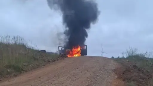 Encapuchados armados incendian vehículo vinculado a CMPC en ataque registrado en Collipulli