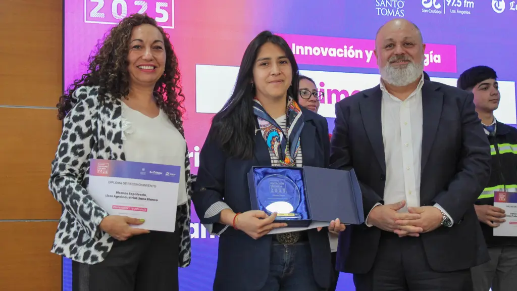 El reconocimiento fue recibido de manos del rector de la Universidad Santo Tomás, Roger Sepúlveda, por la directora del liceo Dalila Muñoz y la docente impulsora de la iniciativa, Paola Marín Contreras. / Diario La Tribuna