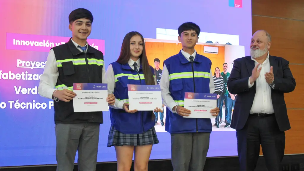 Carlos Valdebenito, Canddy Seguel y Manuel López reciben el reconocimiento en nombre de todos los integrantes de la iniciativa que ha sido reconocida a nivel local y regional. / Diario La Tribuna