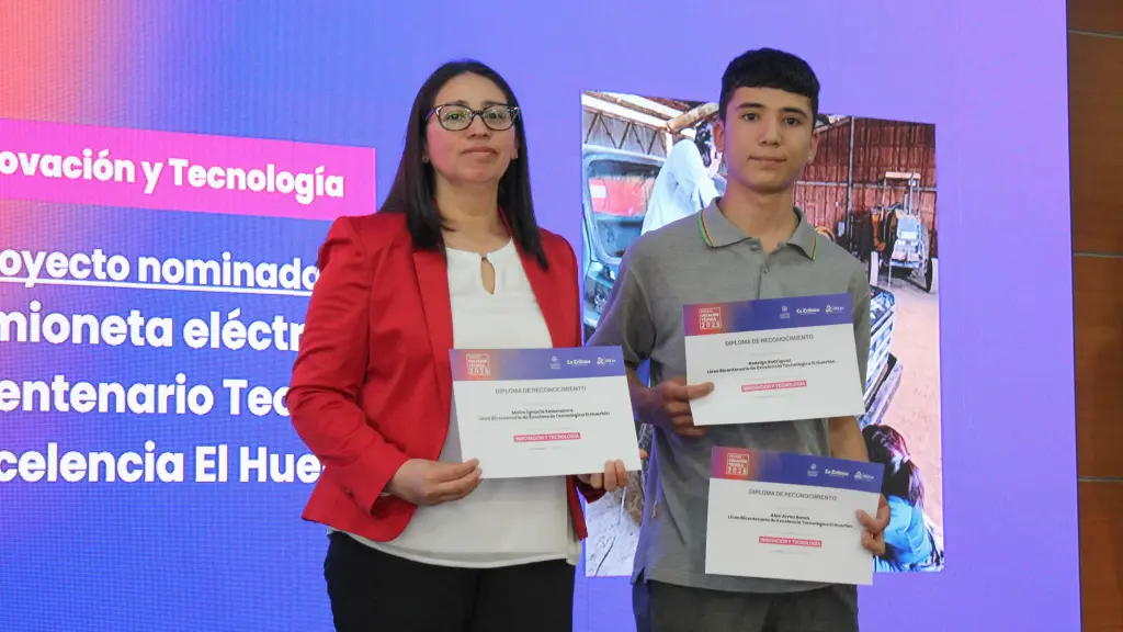 El estudiante Alan Arrau junto a la jefa docente Lorena Troncoso reciben el reconocimiento en la categoría Innovación y Tecnología. / Diario La Tribuna