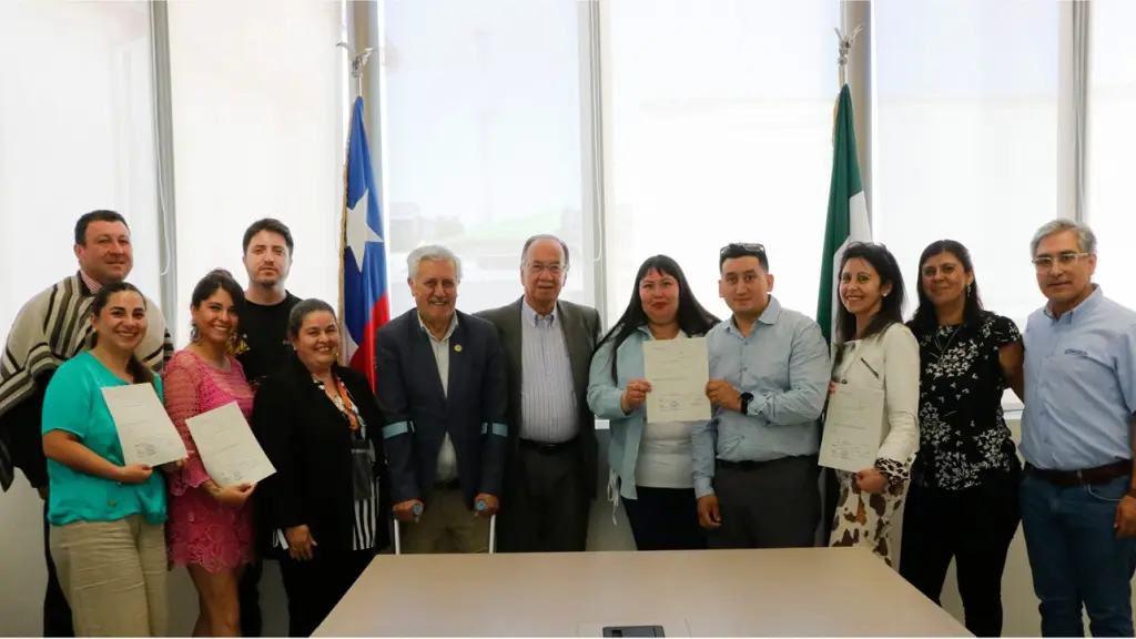 Momento de la entrega de subvenciones municipales a agrupaciones folclóricas de Los Ángeles, recursos destinados principalmente a vestuario y elementos tradicionales., Municipalidad de Los Ángeles