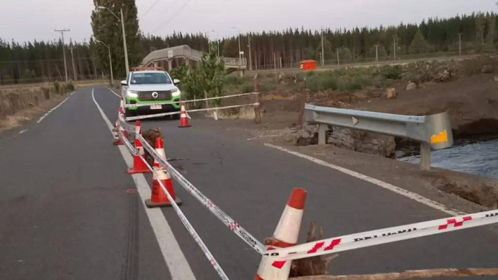 Personal de Vialidad realizó inspecciones técnicas en el puente de la Ruta Q-555 para evaluar el alcance del socavón y las medidas a adoptar en la conectividad hacia sectores rurales de Cabrero., Municipalidad de Cabrero