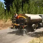 La intervención incluyó más de 555 mil litros de supresor de polvo y cerró este viernes con labores en los sectores de Rere y Los Robles., Municipalidad de Yumbel