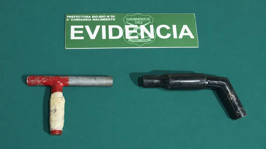 Dos personas adultas fueron detenidas por Carabineros en Nacimiento tras ser sorprendidas portando un arma de fuego de fabricación artesanal durante un control preventivo. El armamento fue retirado de circulación y los imputados quedaron con arresto nocturno., Carabineros Nacimiento