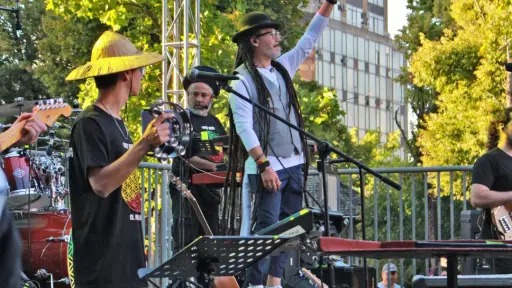 Cientos de familias angelinas disfrutaron de concierto masivo de reggae sinfónico en Plaza de Armas