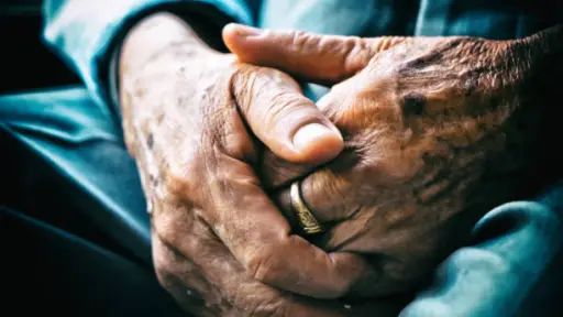Adulto mayor de 81 años fue golpeado y asaltado en Los Ángeles: hay dos detenidos