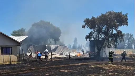Incendio estructural con propagación a pastizales en sector San Luis de Los Ángeles: una cocina destruida