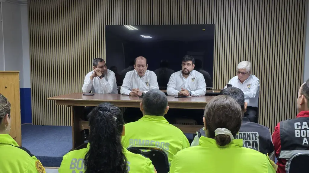 Visita del presidente nacional de Bomberos al cuartel de Antuco, Bomberos.cl 