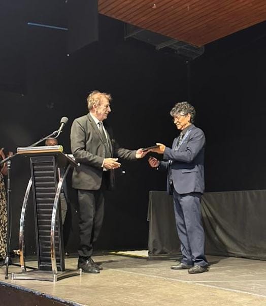 Alberto Dimenza entrega premio a Nelson Rivera / Cedida