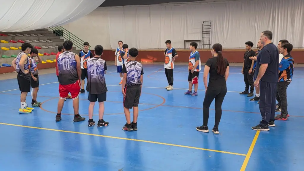 Cursos de capacitación en disciplinas como voleibol, básquetbol y arbitraje de fútbol femenino desarrollados en la comuna de Tucapel, Municipalidad de Tucapel