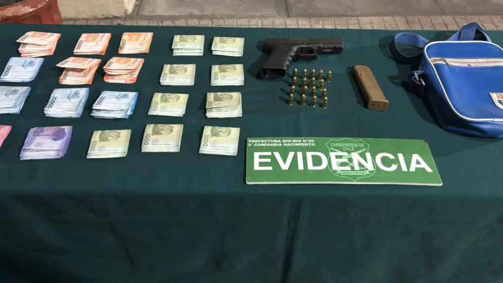 Armas, munición y dinero en efectivo incautado por Carabineros, Cedida