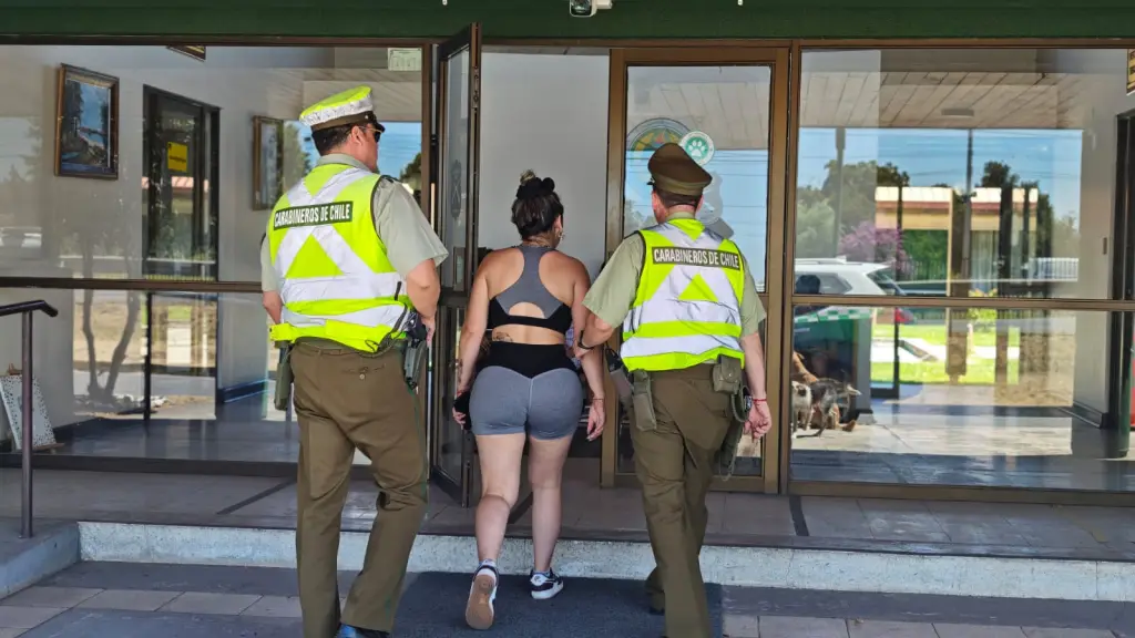 La mujer conducía a 178 km/h, llevaba una menor y no tenía licencia., X: Carabineros Ñuble