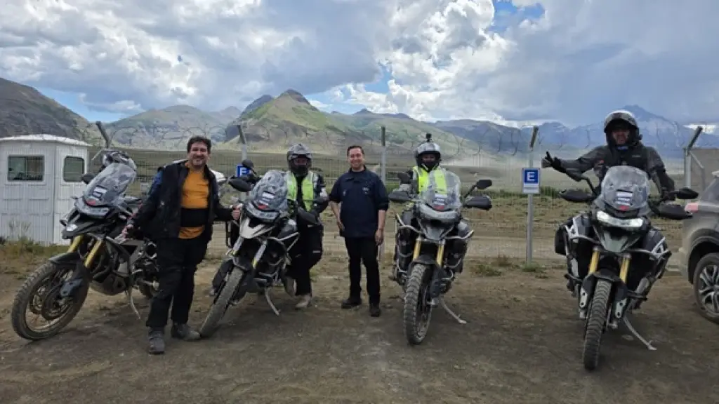 Delegado presidencial y turistas en el paso fronterizo Pichachén, DPP Biobío