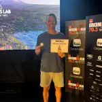 El triatleta angelino Claudio Soto recibió su medalla y el certificado que lo convierte en clasificado oficial para el Campeonato Mundial de Ironman, La Tribuna
