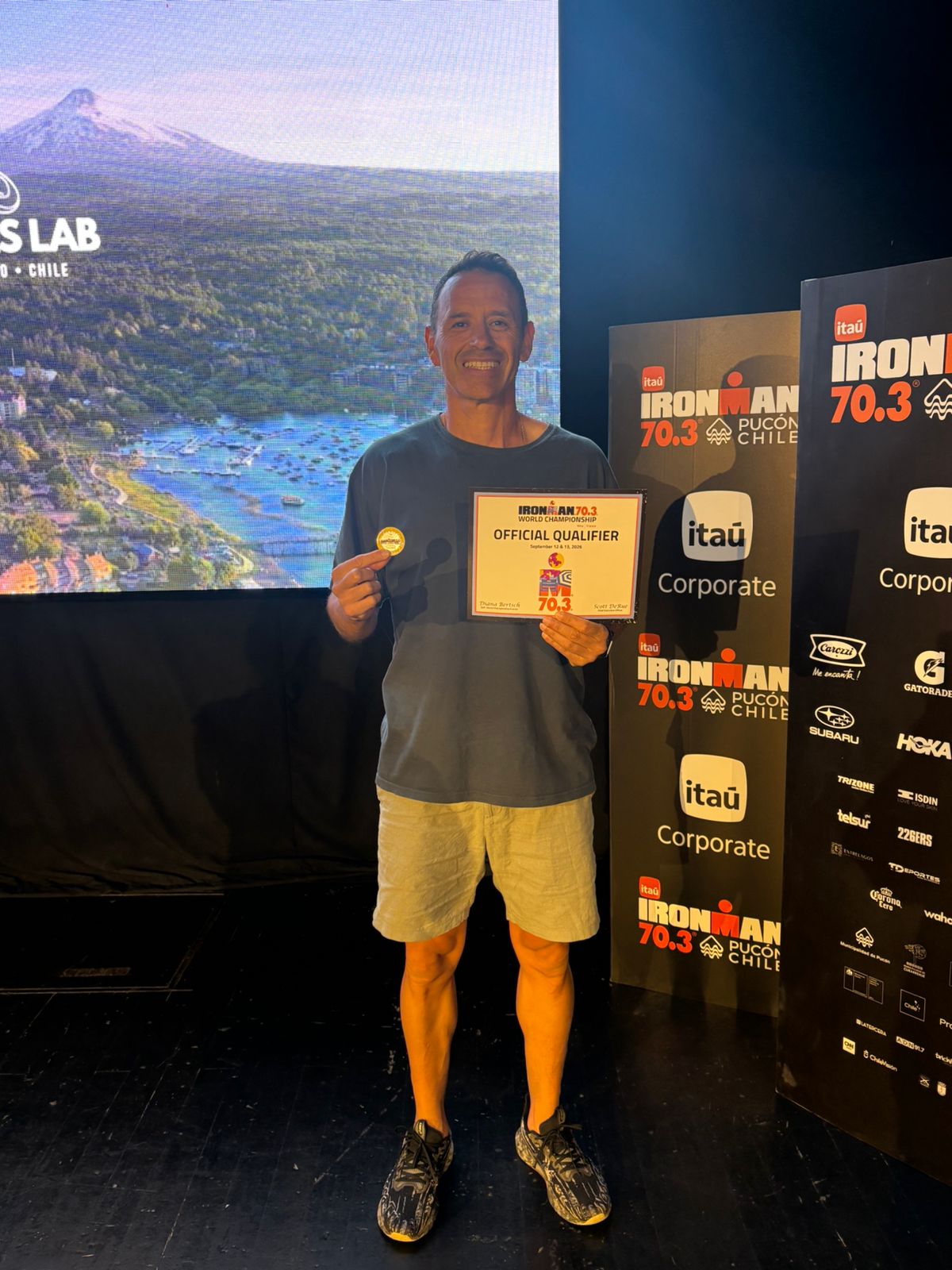 El triatleta angelino Claudio Soto recibió su medalla y el certificado que lo convierte en clasificado oficial para el Campeonato Mundial de Ironman / La Tribuna