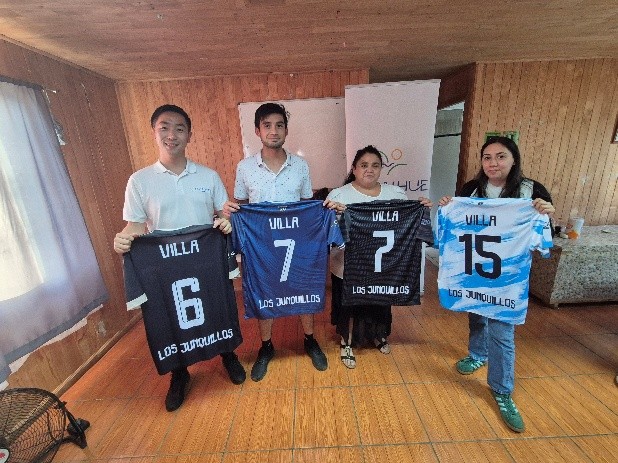 Entrega de indumentaria deportiva a club de la villa Los Junquillos en Santa Bárbara / Rucalhue Energía SpA