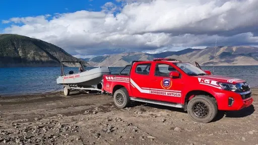 Antuco: Bomberos asitió a tres pescadores varados en Laguna Laja