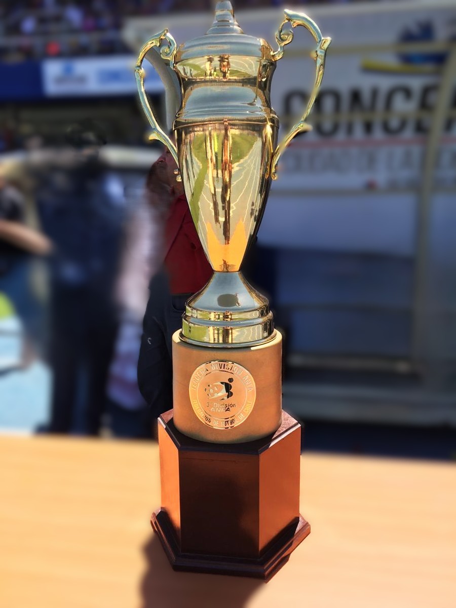 Todos desean levantar este preciado trofeo al término de la temporada 2026 / La Tribuna