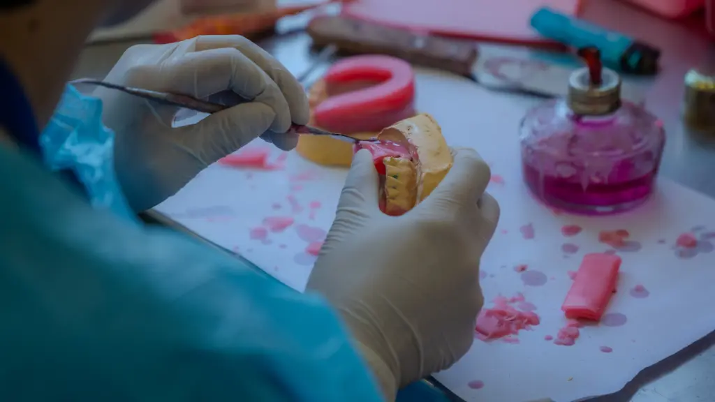 Las prótesis que se confeccionan en el laboratorio son de probada calidad, ayudando a mejorar la calidad de vida de los pacientes que las requieren. , DCS Los Ángeles