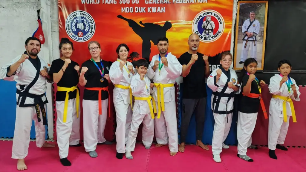 La delegación del Clan del Tigre celebró su destacada participación en la Copa del Mar de Tomé, donde sus competidores subieron al podio y honraron el legado formativo de su maestro fundador, La Tribuna