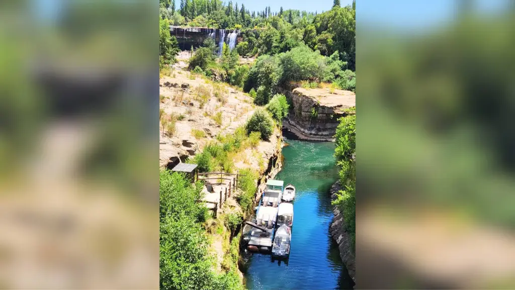 Actualmente, el servicio de paseo en lancha que opera en el sector Saltos del Laja no se encuentra en funcionamiento, a la espera de la resolución administrativa y legal del conflicto por el uso del borde fluvial., Cedida