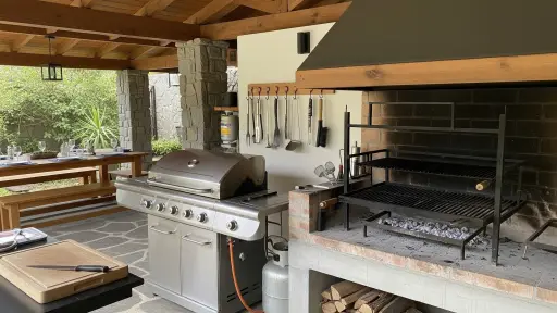 Carbón vs. gas: Cómo elegir la mejor parrilla para tu quincho y estilo de vida