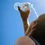 Llaman a cuidar a niños y adultos mayores por extremo calor, referencial