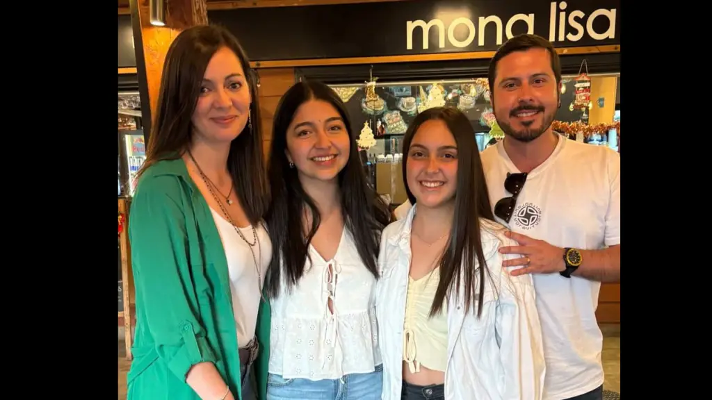 Las amigas con el padre y tía de Antonella | Cedida