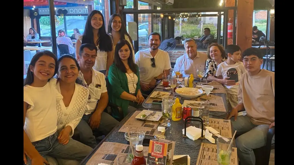 Ambas familias durante celebración en local del Pueblito Siglo XXI | Cedida