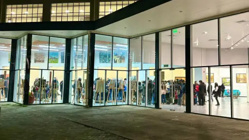 Muestra Final 2025 de la Escuela de Artes Visuales reúne obras de más de 60 expositores en Los Ángeles