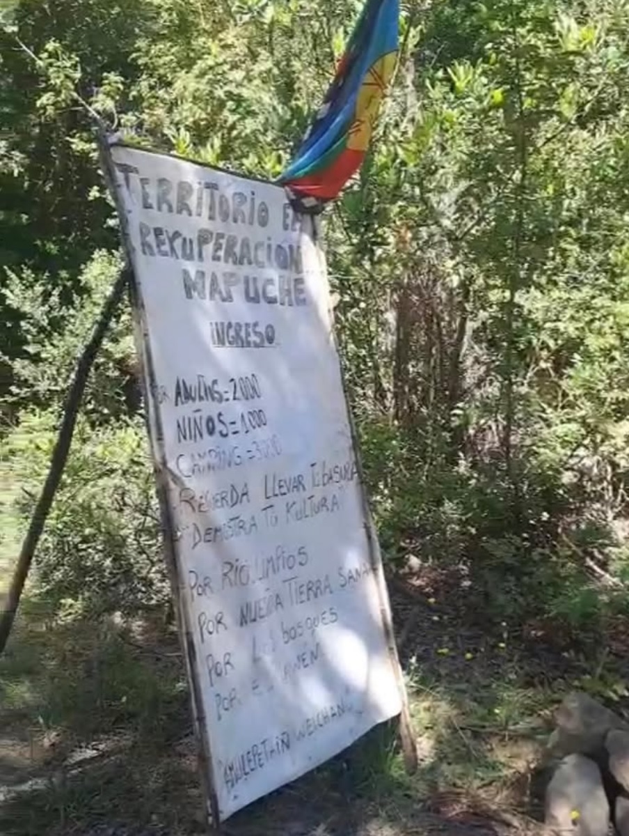 Letrero instalado en el acceso al río Queuco, donde se exhiben tarifas de ingreso y la leyenda territorio en recuperación mapuche, según los registros difundidos en redes sociales. / Captura