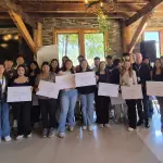 Parte de los estudiantes beneficiados junto a sus familias y autoridades.