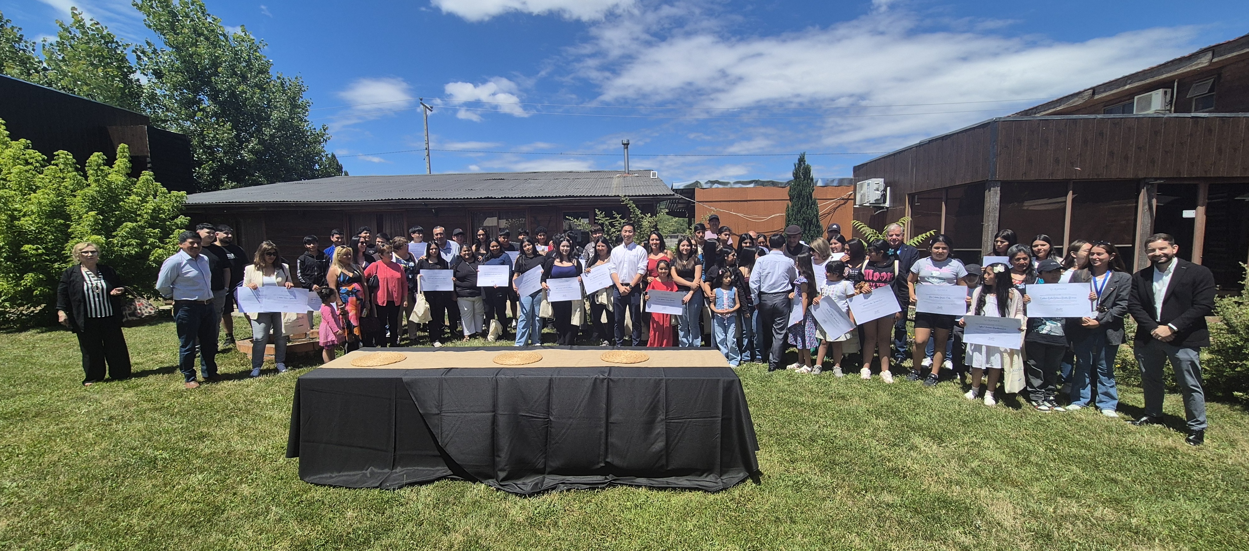 Autoridades locales y representantes de la comunidad participaron en la ceremonia de cierre del programa de becas 2025 de Rucalhue Energía. / Rucalhue Chile