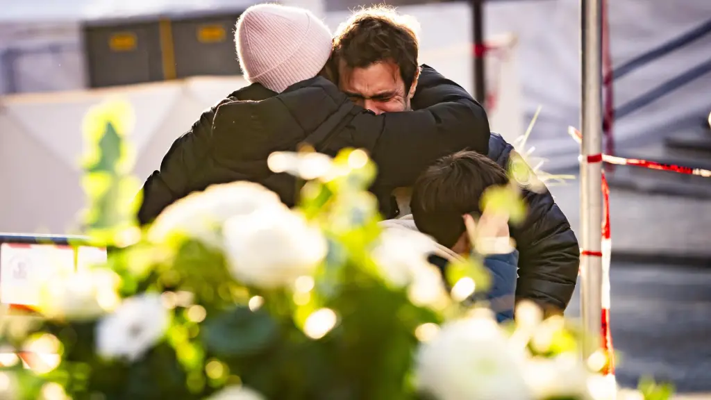 La gente se consuela cerca del bar y salón Le Constellation, donde se produjo un incendio tras una explosión en la madrugada de la víspera de Año Nuevo, en Crans-Montana, Suiza, el 1 de enero de 2026., JEAN-CHRISTOPHE BOTT (EFE)