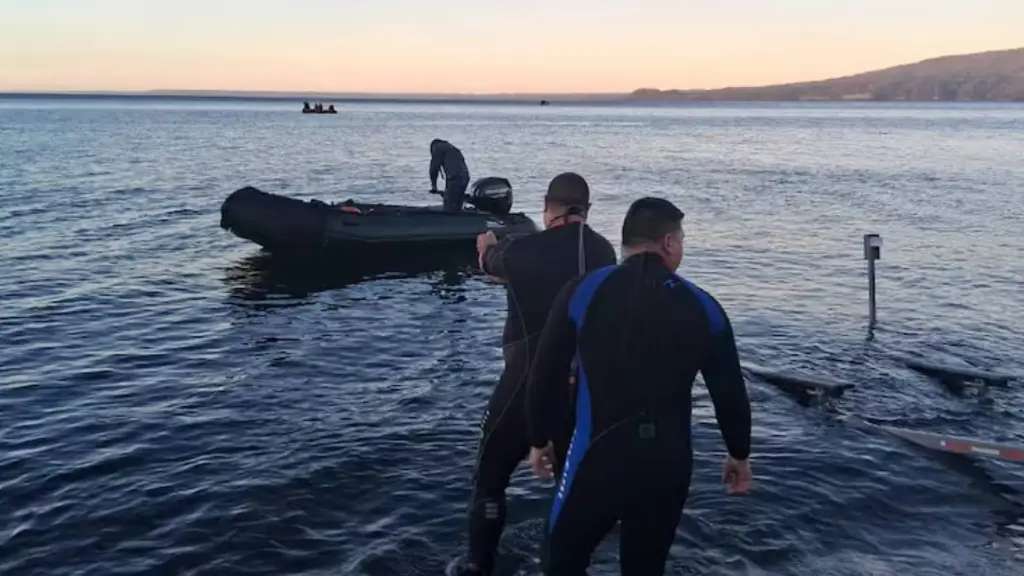 Personal de la Armada, en coordinación con Bomberos y el Bote Salvavidas, desplegaron un operativo de rebusca con apoyo aéreo y marítimo en el sector de Ensenada para localizar al joven desaparecido, T13 | Información: Cooperativa