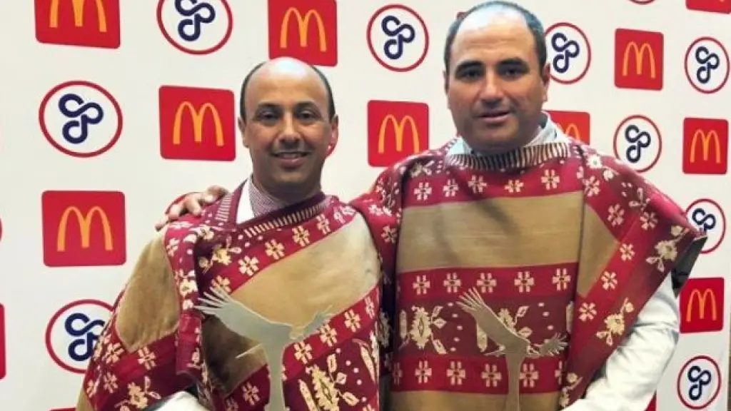 Gustavo Valdebenito y Felipe Garcés posan con sus trofeos como Mejores del Rodeo 2025, tras ser homenajeados por el Círculo de Periodistas Deportivos en el Teatro Municipal de Las Condes., Municipalidad de Las Condes