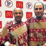 Gustavo Valdebenito y Felipe Garcés posan con sus trofeos como Mejores del Rodeo 2025, tras ser homenajeados por el Círculo de Periodistas Deportivos en el Teatro Municipal de Las Condes., Municipalidad de Las Condes