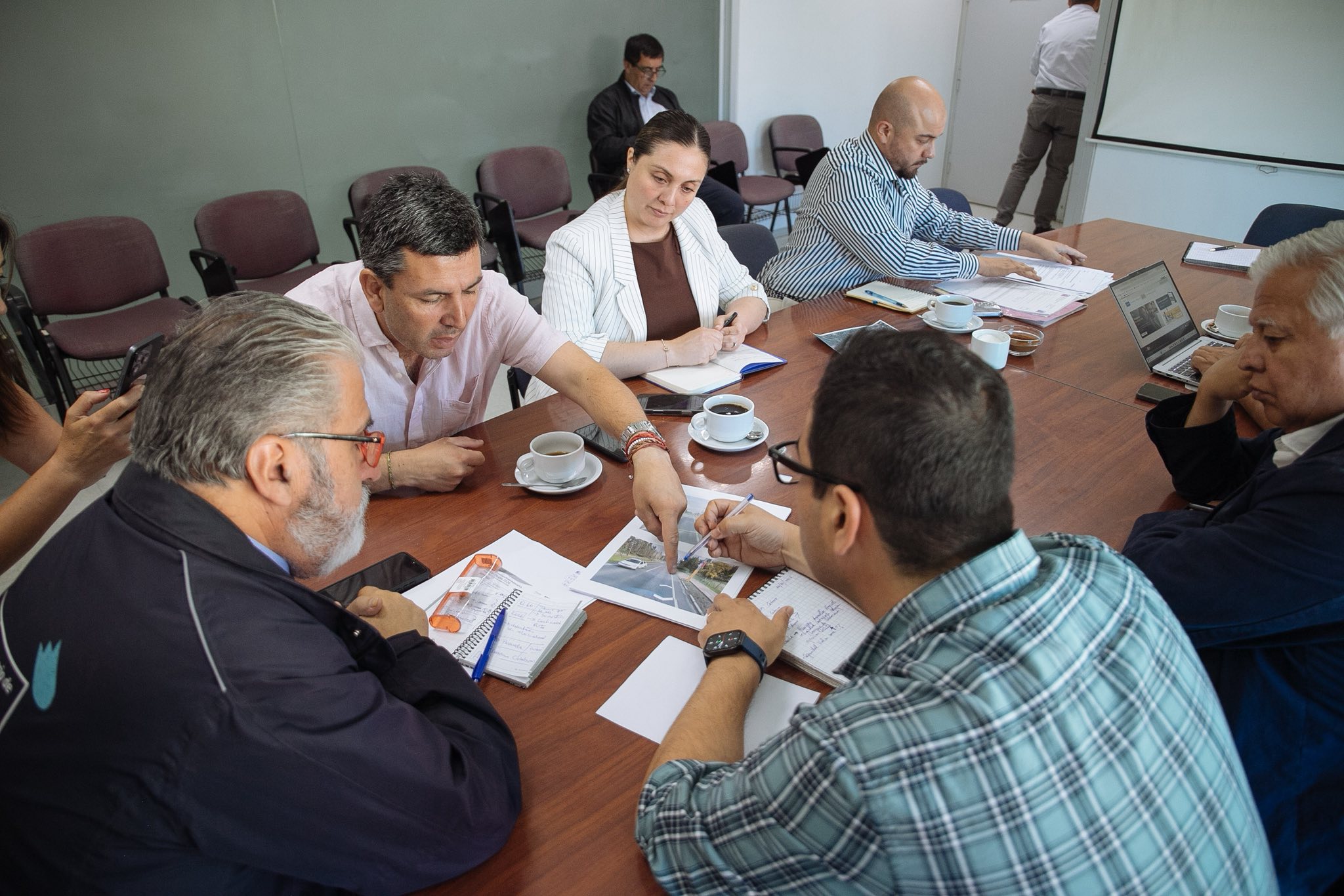 Reunión entre autoridades locales y regionales permitió confirmar el avance del proceso para que Cabrero cuente con su propia Planta de Revisión Técnica, junto con la revisión de otros proyectos de infraestructura para la comuna. / Municipalidad de Cabrero