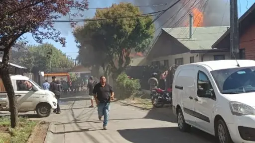 Dos viviendas destruidas y un bombero lesionado deja incendio estructural en Los Ángeles