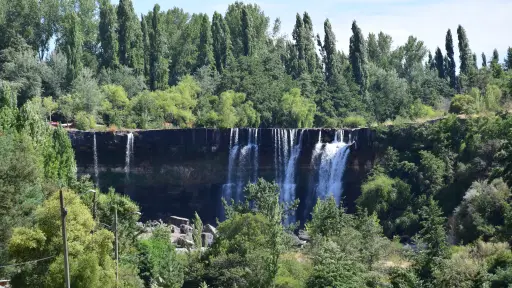 Baja afluencia y menor caudal golpean el inicio de la temporada alta en los Saltos del Laja