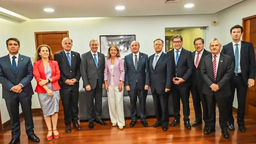 Representantes de las seis ramas productivas de la CPC entregaron el documento, que plantea medidas para impulsar la inversión, el crecimiento y el empleo.