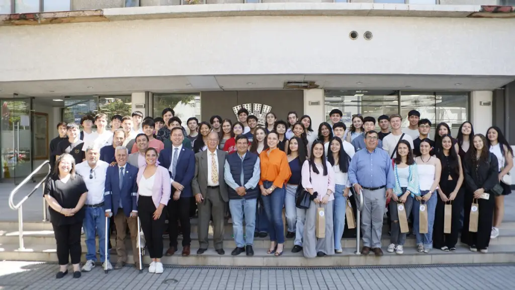 Estudiantes con resultados destacados en la PAES posan junto a autoridades comunales frente al edificio municipal de Los Ángeles., Municipalidad de Los Ángeles