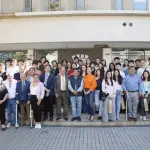 Estudiantes con resultados destacados en la PAES posan junto a autoridades comunales frente al edificio municipal de Los Ángeles., Municipalidad de Los Ángeles
