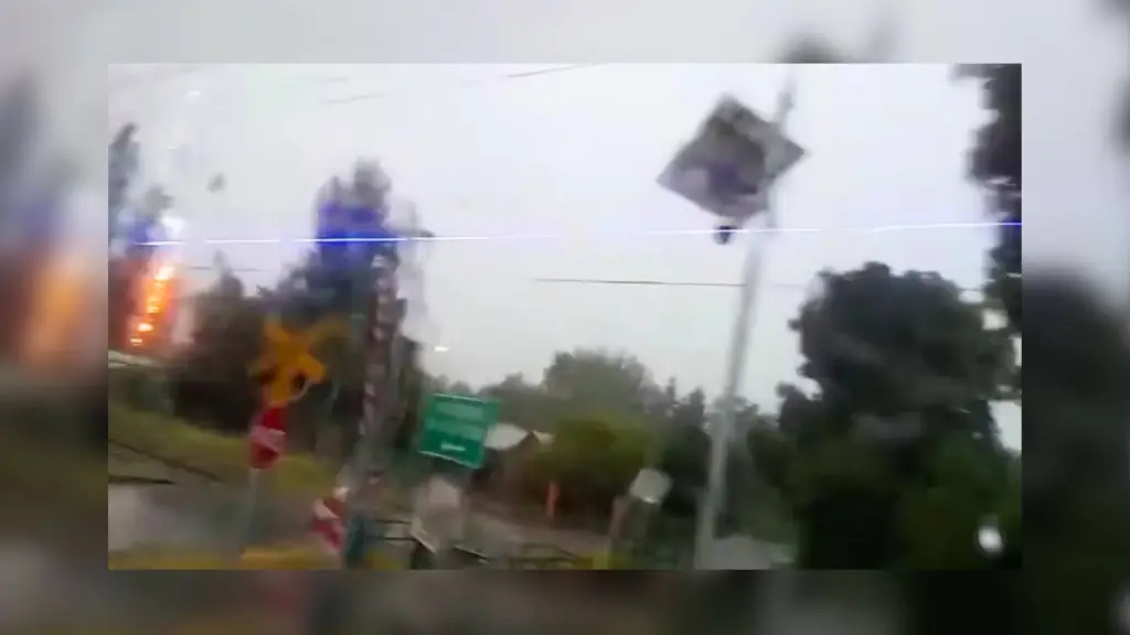 Registro audiovisual difundido en redes sociales muestra la caída de un rayo a corta distancia de un bus en el sector Santa Fe de Los Ángeles, en medio de la tormenta eléctrica registrada este viernes., Captura