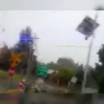 Registro audiovisual difundido en redes sociales muestra la caída de un rayo a corta distancia de un bus en el sector Santa Fe de Los Ángeles, en medio de la tormenta eléctrica registrada este viernes., Captura