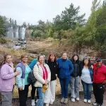 Parte del grupo proveniente de Requínoa posa en el sendero del sector, con las cascadas de los Saltos del Laja como fondo, durante la visita realizada este viernes., Cedida