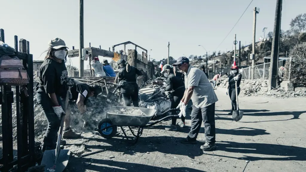 Viviendas y recintos comunitarios con estructuras colapsadas formaron parte del escenario que enfrentaron los 40 voluntarios en Lirquén tras el paso del fuego., Manuel Carbullanca 