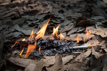 El mal apagado de colillas, las fogatas no autorizadas y las quemas sin permiso en contexto de sequía prolongada aparecen dentro de los causantes de los incendios forestales. / Freepik